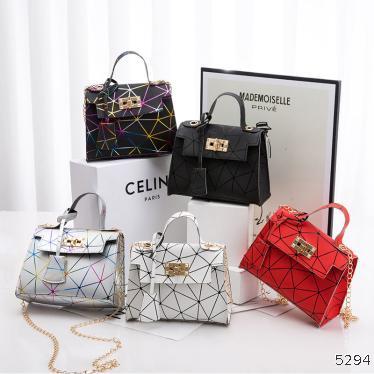  niche design Lingge chain small square bag 2022 messenger portable versatile ins student One Shoulder Messenger Bag