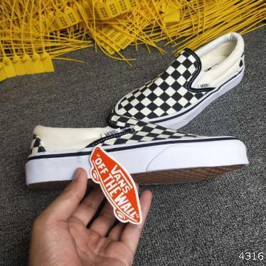  official breathable one foot black and white checkerboard low top women's shoes couple sports canvas skateboard shoes man Wan Sihui