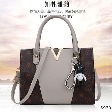  women's bag 2022 new fashion handbag large capacity messenger high-grade atmospheric splicing bag pendant women's large bag