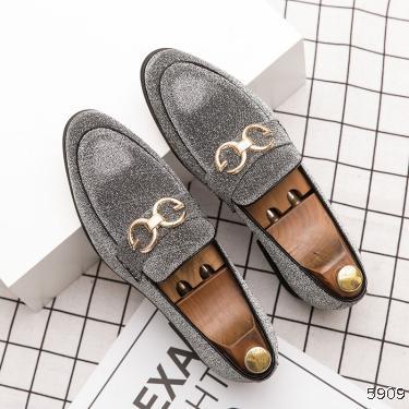 men with leather shoes are wearing trendy leisure pointy Korean version of British trendy brand bean shoes, which are versatile and lazy men's shoes