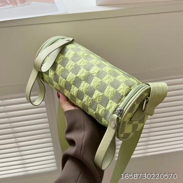  fashionable and versatile messenger bag