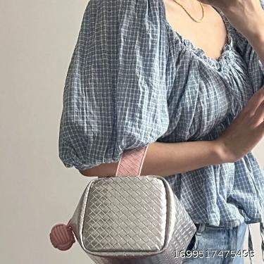 Original silver powder color matching woven pattern handbag, small bag, portable makeup bag, storage bag, organizing bag