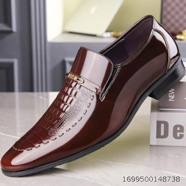 Cross border men's shoes New crocodile pattern large men's patent leather business leather shoes Cross border set toe pointed glossy leather shoes Men