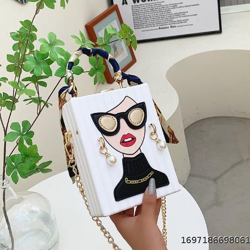 2023 Summer Cross border New Shoulder Bag Personalized Small Crowd Crossbody Small Square Bag Retro Beauty Graffiti Box Bag
