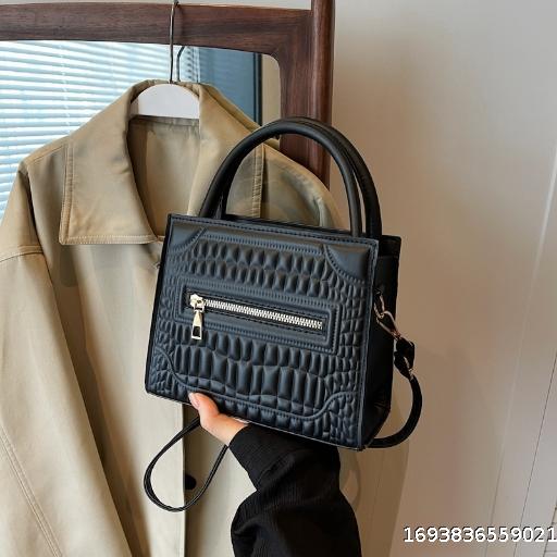 New Simple and Fashionable Crocodile Pattern Women's Shoulder Bag with a Trendy and Fashionable Texture, Large Capacity Cross Body Handbag Bags