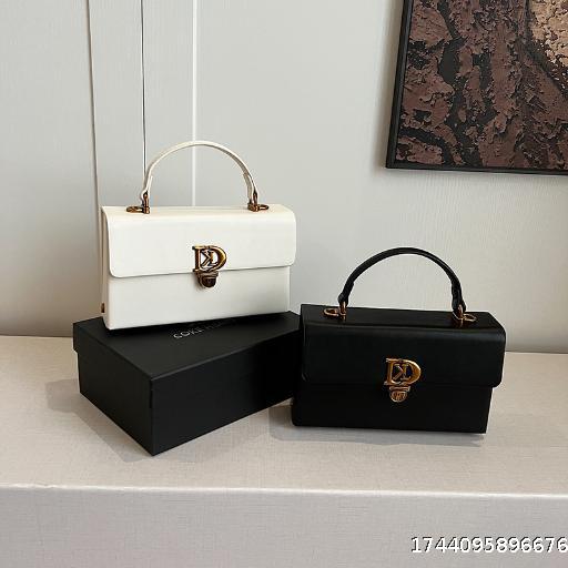 High end niche design bag for women 2025 new fashionable and versatile shoulder bag, crossbody bag, hand-held buckle small square bag