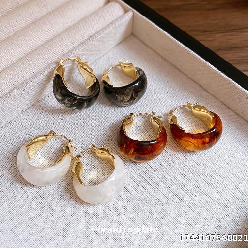 Maillard resin U-shaped ear buckle retro niche versatile earrings fashionable temperament light luxury earrings autumn and winter high-end feeling