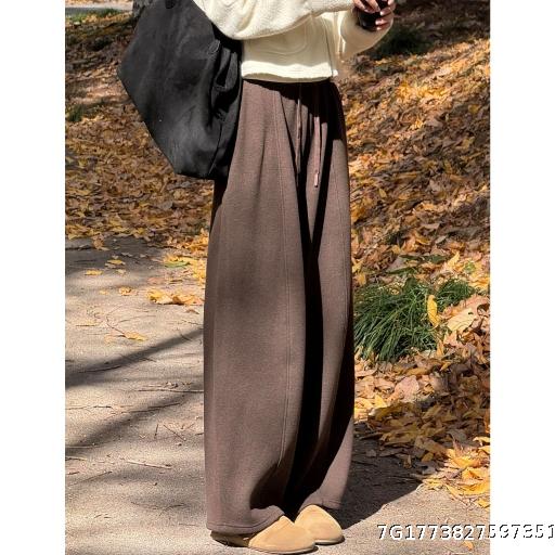  Coffee colored velvet mid line glutinous rice velvet curved knife pants for women in autumn and winter 2025, high waist slimming, lazy and drooping, wide leg banana pants