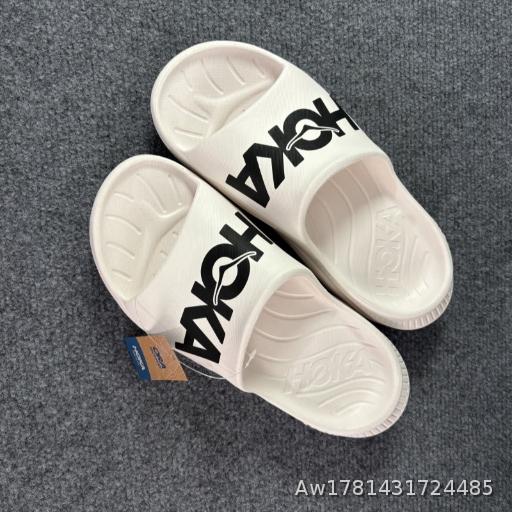  Men's summer slip resistant slippers with a sense of stepping on poop. 2025 new indoor home bathroom shower couple cool slippers for men