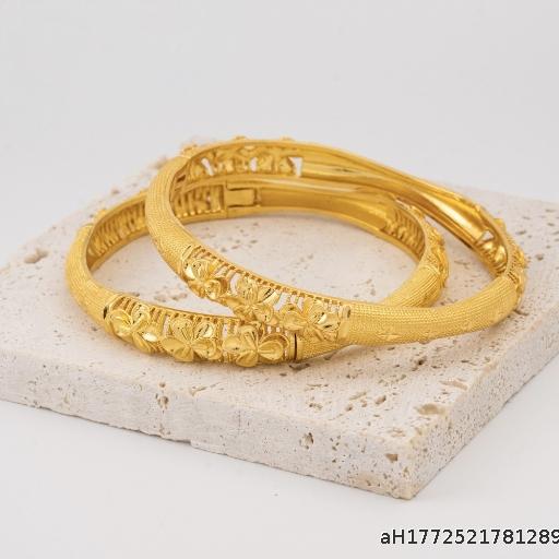 Sand Gold Jewelry Fashion Retro Palace Style Three Flower Buckle Bracelet Women's Simulated Gold Long lasting Non fading Jewelry