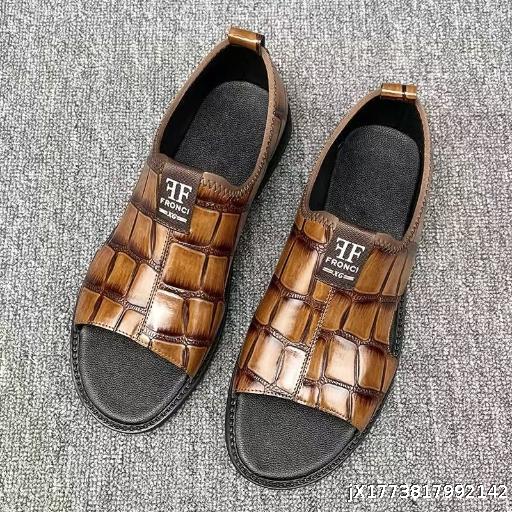 2026 Summer Men's New Roman Sandals Men's Embossed Fashion Open toed Slippers Trendy Beach Shoes