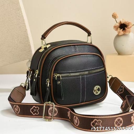 2025 New Bag Women's Versatile Crossbody Bag Women's Shoulder Bag Handheld Small Square Bag Popular Women's Bag