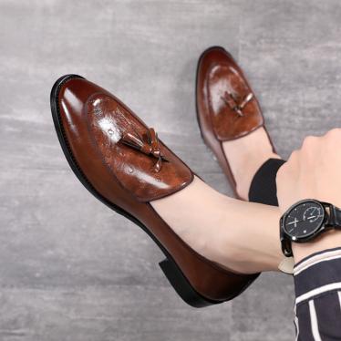 Fashion new men's pedal casual small leather shoes pointed toe caps feet tassels peas shoes nightclub hair stylist trendy shoes